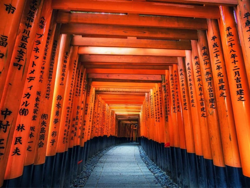 Fushimi-Inari à Kyoto au Japon dans notre Voyage organisé au Japon entre femmes : au coeur des traditions #japon #voyageentrefemmes #voyage #voyagedegroupe #voyageorganise