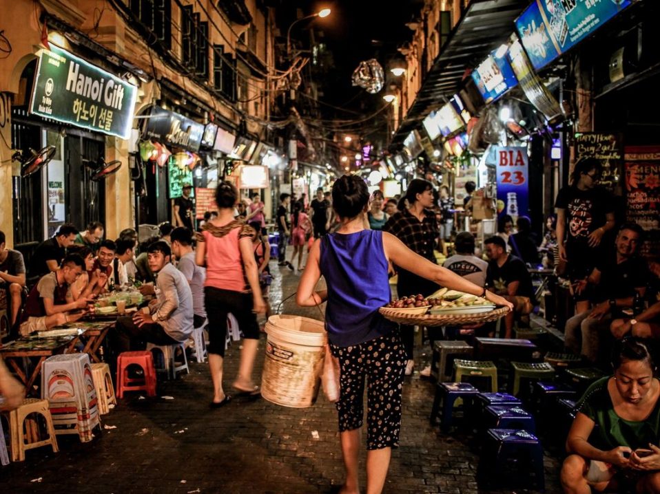 Street food dans la vieille ville de Hanoi dans notre Voyage organisé au Vietnam entre femmes | Grand circuit du Nord au Sud #vietnam #voyageentrefemmes #voyage #voyagedegroupe #voyageorganise