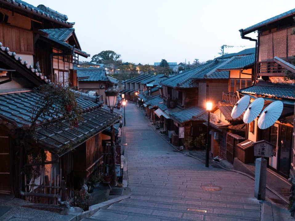Quartier Higashiyama à Kyoto au Japon dans notre Voyage organisé au Japon entre femmes : au coeur des traditions #japon #voyageentrefemmes #voyage #voyagedegroupe #voyageorganise