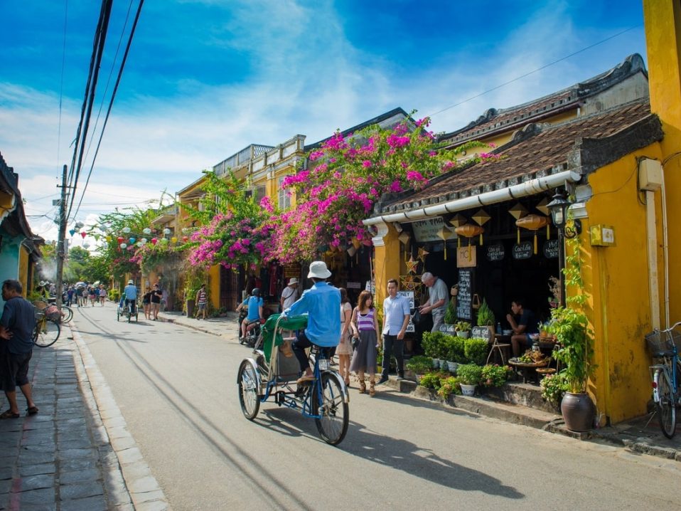 Rue de la vieille ville de Hoi An dans notre Voyage organisé au Vietnam entre femmes | Grand circuit du Nord au Sud #vietnam #voyageentrefemmes #voyage #voyagedegroupe #voyageorganise