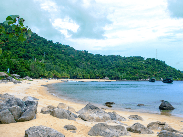 activite de snorkeling sur ile de Cham au Vietnam dans notre voyage organisé entre femmes au Vietnam grand circuit du nord au sud #Vietnam #nordausud #voyageentrefemmes #voyage #voyagedegroupe #voyageorganise