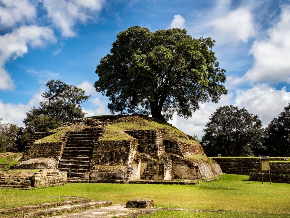 Site archéologique de Iximché au Guatemala dans notre voyage en groupe entre femmes organisé entre Voyageuses du Québec au Guatemala