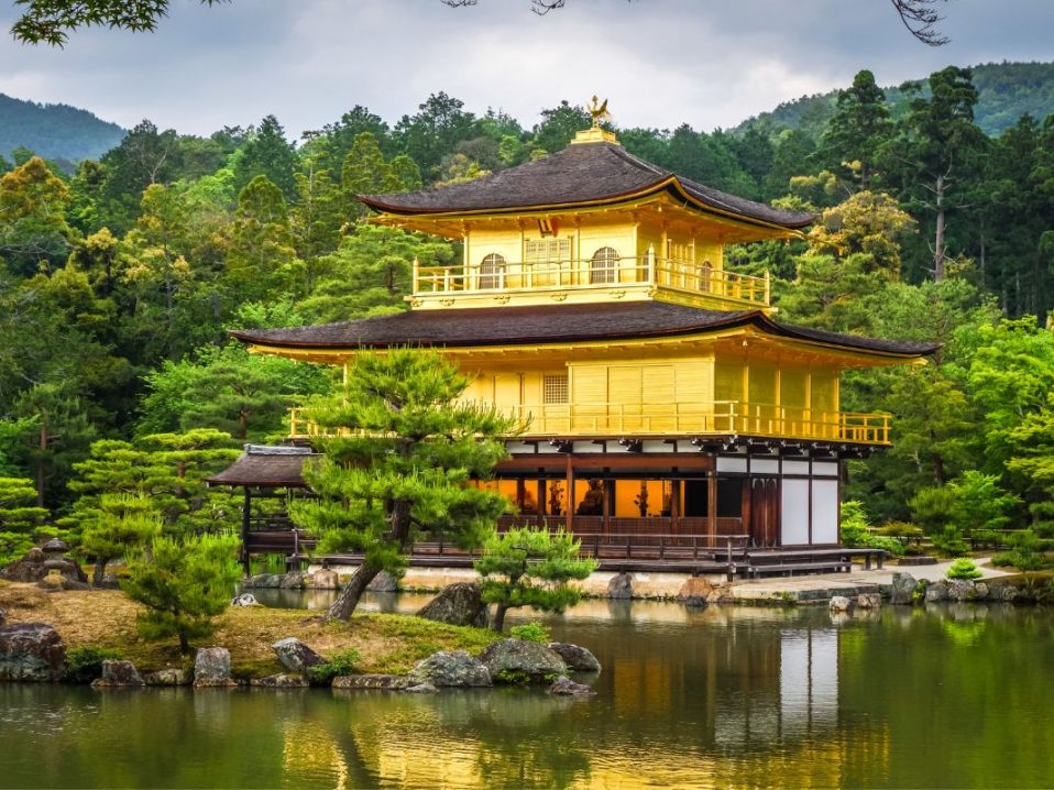 Temple Kinkaku-ji à Kyoto au Japon dans notre Voyage organisé au Japon entre femmes : au coeur des traditions #japon #voyageentrefemmes #voyage #voyagedegroupe #voyageorganise