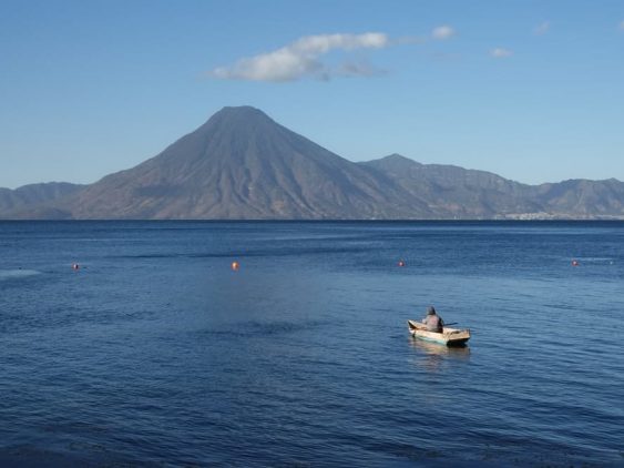 Lac Atitlan au Guatemala dans notre voyage en groupe entre femmes organisé entre Voyageuses du Québec au Guatemala #guatemala #voyage #femme #voyageorganise #ameriquecentrale