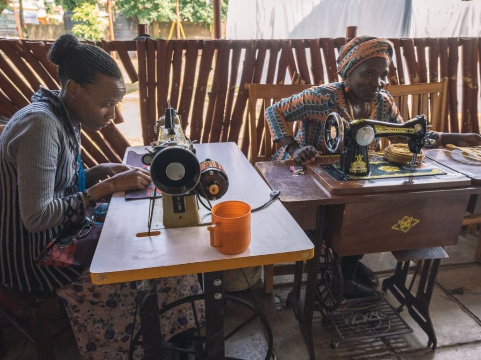 femmes qui travaillent à la coopérative de Moshi dans notre Voyage en Tanzanie organisé en petit groupe de femmes #Tanzanie #safari #voyageentrefemmes #voyage #voyagedegroupe #voyageorganise