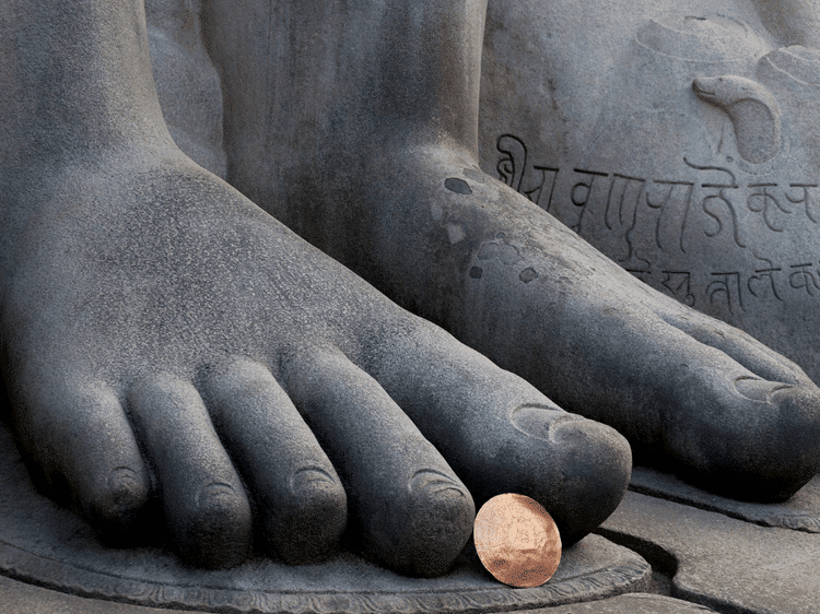 Orteil de la statue de Bahubali dans un temple près de Hassan, dans notre Voyage en Inde du sud organisé en petit groupe de femmes #Inde #Indedusud #voyageentrefemmes #voyage #voyagedegroupe #voyageorganise