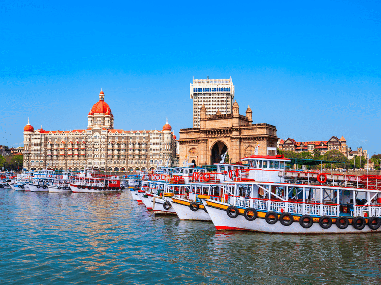 Taj Mahal Palace et India Gateway dans le centre de Mumbai, dans notre Voyage en Inde du sud organisé en petit groupe de femmes #Inde #Indedusud #voyageentrefemmes #voyage #voyagedegroupe #voyageorganise