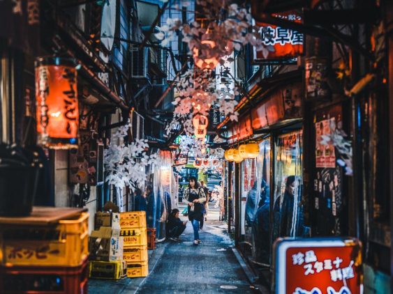 Tokyo de nuit au Japon dans notre Voyage organisé au Japon entre femmes : au coeur des traditions #japon #voyageentrefemmes #voyage #voyagedegroupe #voyageorganise