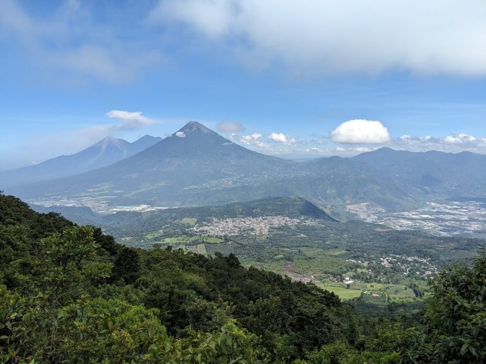 Ascension du volcan Pacaya au Guatemala dans notre voyage en groupe entre femmes organisé entre Voyageuses du Québec au Guatemala #guatemala #voyage #femme #voyageorganise #ameriquecentrale