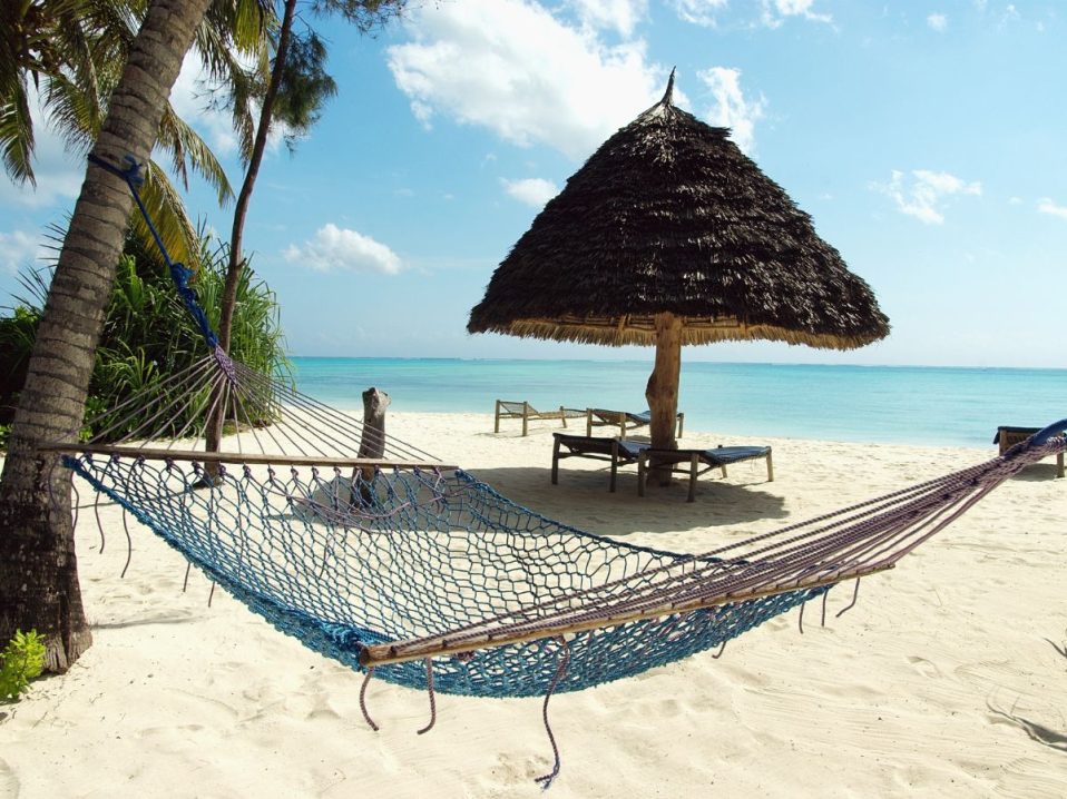 se reposer sur la plage de Zanzibar, dans notre Voyage en Tanzanie organisé en petit groupe de femmes #Tanzanie #safari #voyageentrefemmes #voyage #voyagedegroupe #voyageorganise
