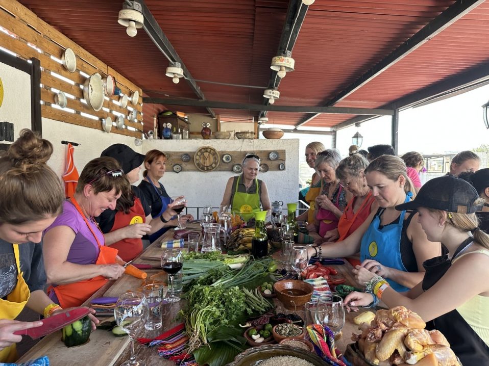Activité de cuisine à Antigua lors du voyage entre femmes Les voyageuses du Québec au Guatemala