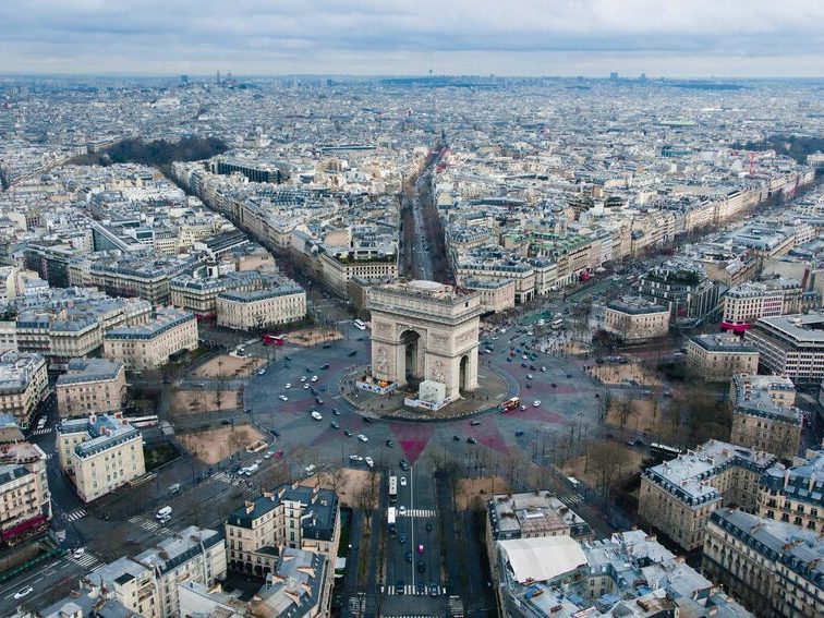 Arc de Triomphe et Avenue des Champs-Elysées à Paris dans notre voyage mode de groupe entre femmes à Paris #paris #france #mode #voyageorganise #voyageentrefemmes