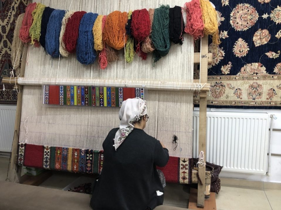Fabrication de tapis en Cappadoce en Turquie dans notre voyage en groupe entre femmes organisé entre Voyageuses du Québec en Turquie #turquie #voyage #femme #voyageorganise #europe #asie