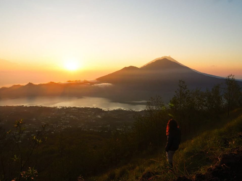 Ascension et lever du soleil depuis le volcan Batur à Bali dans notre voyage en groupe entre femmes organisé entre Voyageuses du Québec #bali #voyage #femme #voyageorganise
