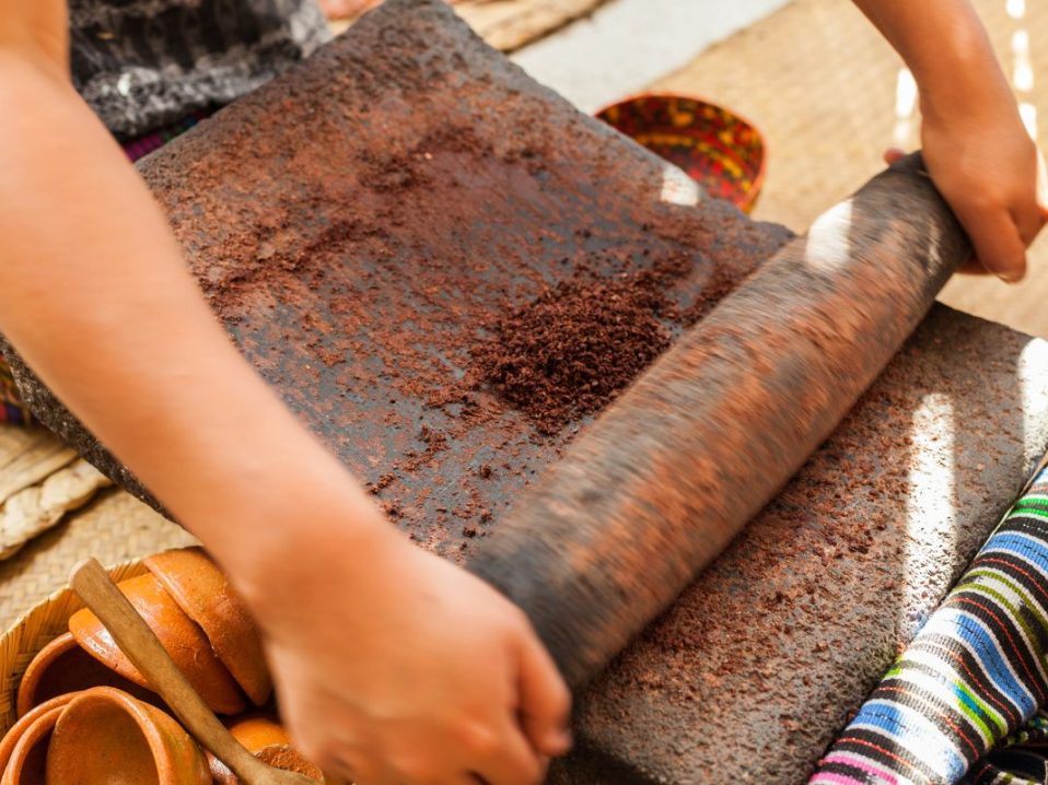 Atelier de fabrication de chocolat à Antigua au Guatemala dans notre voyage en groupe entre femmes organisé entre Voyageuses du Québec au Guatemala #guatemala #voyage #femme #voyageorganise #ameriquecentrale