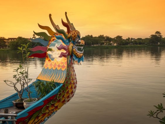 Bateau dragon à Hué dans notre Voyage organisé au Vietnam entre femmes | Grand circuit du Nord au Sud #vietnam #voyageentrefemmes #voyage #voyagedegroupe #voyageorganise