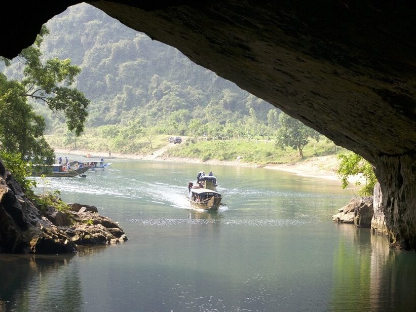 Bateau grotte de Phong Nha dans notre Voyage organisé au Vietnam entre femmes | Grand circuit du Nord au Sud #vietnam #voyageentrefemmes #voyage #voyagedegroupe #voyageorganise
