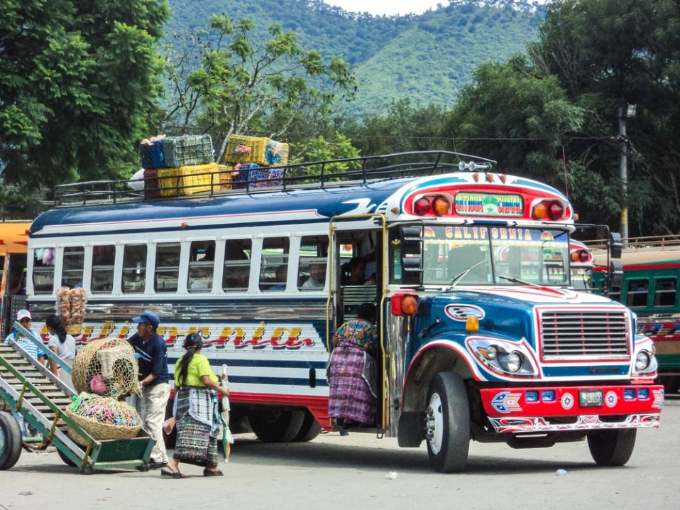 Se déplacer en chicken bus au Guatemala dans notre voyage en groupe entre femmes organisé entre Voyageuses du Québec au Guatemala #guatemala #voyage #femme #voyageorganise #ameriquecentrale