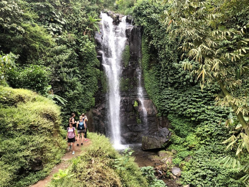 Randonnée aux chutes de Munduk à Bali dans notre voyage en groupe entre femmes organisé entre Voyageuses du Québec #bali #voyage #femme #voyageorganise