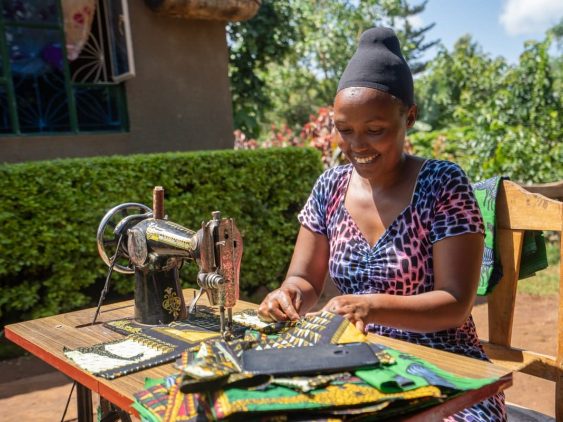 Femme qui fait de la couture dans notre Voyage en Tanzanie organisé en petit groupe de femmes #safari #voyageentrefemmes #voyage #voyagedegroupe #voyageorganise