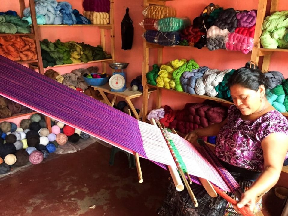 Coopérative de tissage au village de San Juan la Laguna au lac Atitlan au Guatemala dans notre voyage en groupe entre femmes organisé entre Voyageuses du Québec au Guatemala #guatemala #voyage #femme #voyageorganise #ameriquecentrale