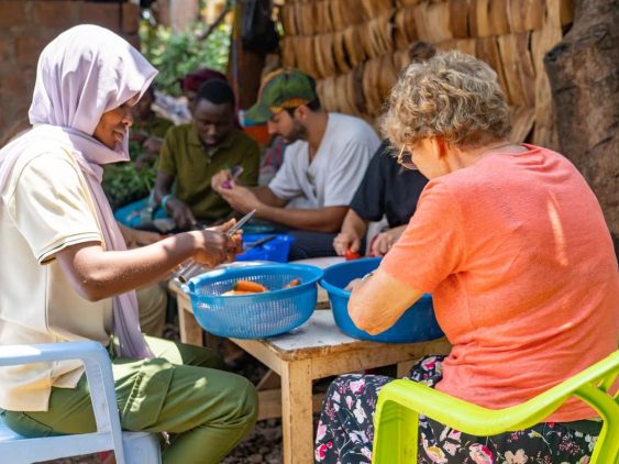 Cours de cuisine en Tanzanie dans notre Voyage en Tanzanie organisé en petit groupe de femmes #Tanzanie #safari #voyageentrefemmes #voyage #voyagedegroupe #voyageorganise