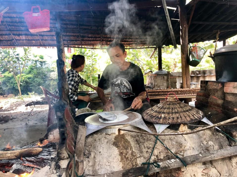 Fabrication de feuilles de riz à Vung Liem dans le delta du Mékong dans notre Voyage organisé au Vietnam entre femmes | Grand circuit du Nord au Sud #vietnam #voyageentrefemmes #voyage #voyagedegroupe #voyageorganise