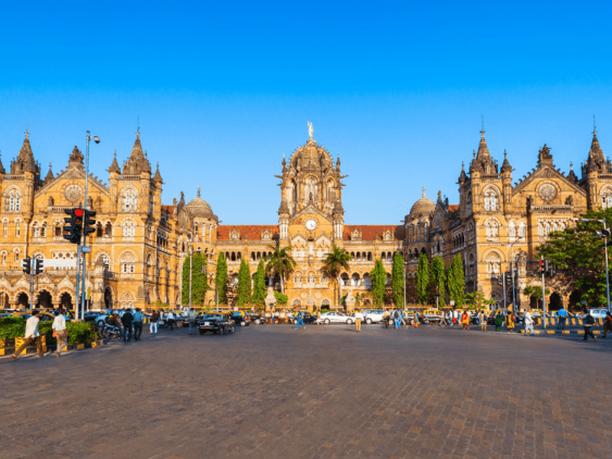 Gare ferrovière de Chhatrapati à Mumbai, dans notre Voyage en Inde du sud organisé en petit groupe de femmes #Inde #Indedusud #voyageentrefemmes #voyage #voyagedegroupe #voyageorganise