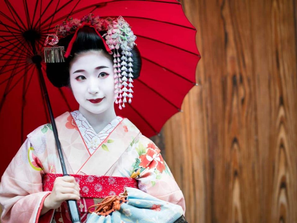 Geisha dans notre Voyage organisé au Japon entre femmes : au coeur des traditions #japon #voyageentrefemmes #voyage #voyagedegroupe #voyageorganise
