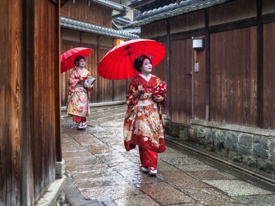 Geishas au Japon dans notre Voyage organisé au Japon entre femmes : au coeur des traditions #japon #voyageentrefemmes #voyage #voyagedegroupe #voyageorganise
