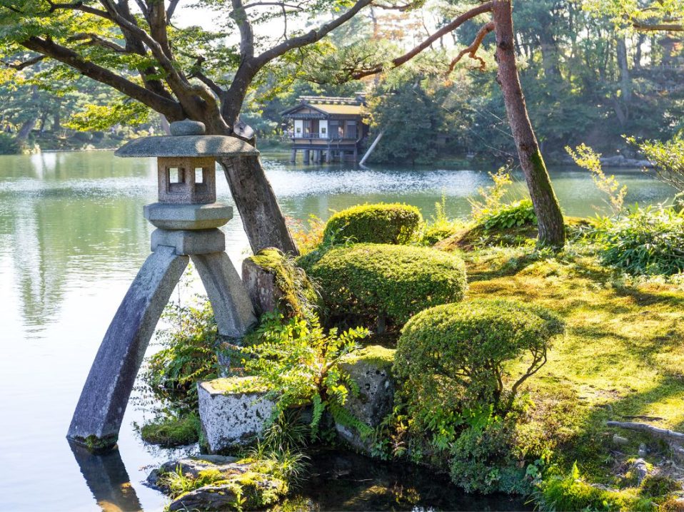 Jardin Kenroku-En à Kanazawa au Japon dans notre Voyage organisé au Japon entre femmes : au coeur des traditions #japon #voyageentrefemmes #voyage #voyagedegroupe #voyageorganise