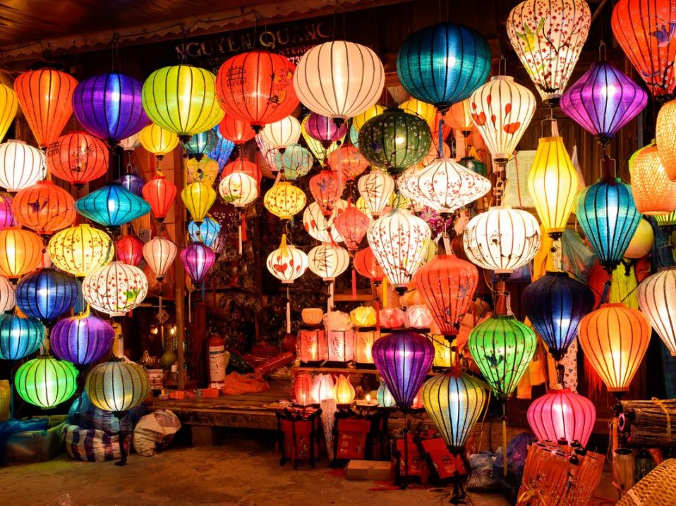 Lanternes dans la vieille ville de Hoi An dans notre Voyage organisé au Vietnam entre femmes | Grand circuit du Nord au Sud #vietnam #voyageentrefemmes #voyage #voyagedegroupe #voyageorganise