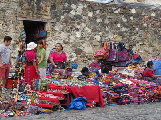 Mayas à Antigua au Guatemala dans notre voyage en groupe entre femmes organisé entre Voyageuses du Québec au Guatemala #guatemala #voyage #femme #voyageorganise #ameriquecentrale