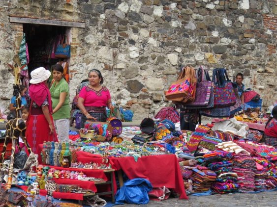 Mayas à Antigua au Guatemala dans notre voyage en groupe entre femmes organisé entre Voyageuses du Québec au Guatemala #guatemala #voyage #femme #voyageorganise #ameriquecentrale