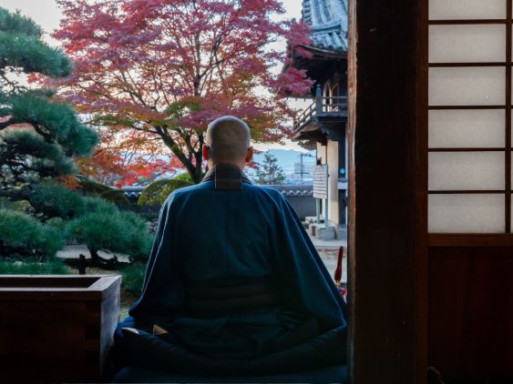 Moine au temple au Japon dans notre Voyage organisé au Japon entre femmes : au coeur des traditions #japon #voyageentrefemmes #voyage #voyagedegroupe #voyageorganise