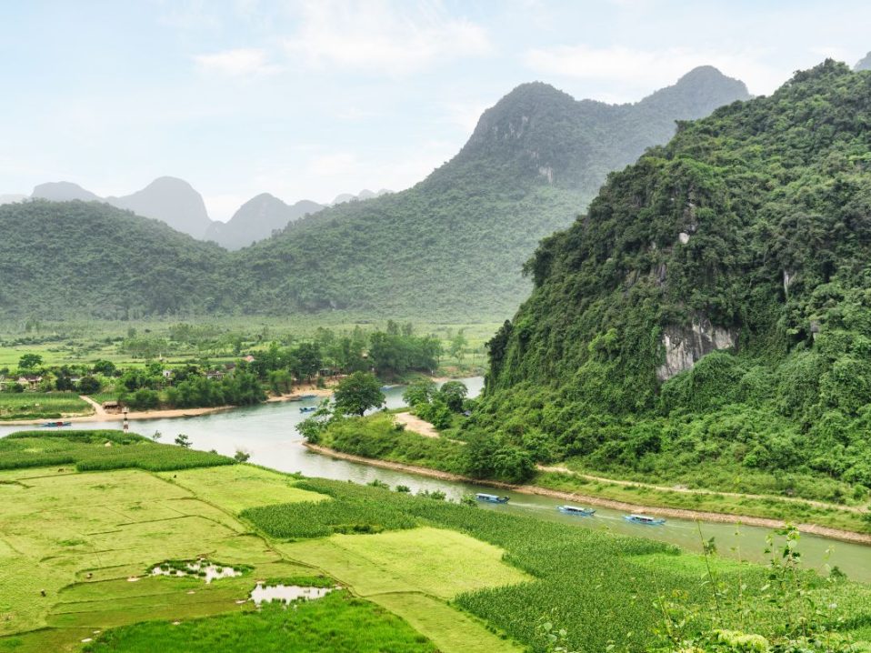Paysage de Phong Nha dans notre Voyage organisé au Vietnam entre femmes | Grand circuit du Nord au Sud #vietnam #voyageentrefemmes #voyage #voyagedegroupe #voyageorganise