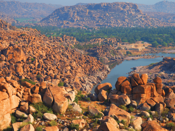 Paysage extraordinaire de Hampi, dans notre Voyage en Inde du sud organisé en petit groupe de femmes #Inde #Indedusud #voyageentrefemmes #voyage #voyagedegroupe #voyageorganise