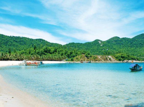 Plage de l'île Cu Lao Cham à Danang, dans notre voyage organisé entre femmes au Vietnam #Vietnam #nordausud #voyageentrefemmes #voyage #voyagedegroupe #voyageorganise