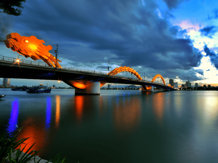 pont en forme de dragon a Danang, dans notre voyage organisé entre femmes au Vietnam grand circuit du nord au sud #Vietnam #nordausud #voyageentrefemmes #voyage #voyagedegroupe #voyageorganise