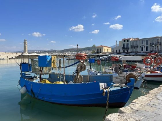 Port de Rethymnon sur l'île de Crète dans notre voyage en groupe entre femmes organisé entre Voyageuses du Québec en Crète #crète #grece #voyage #femme #voyageorganise #europe