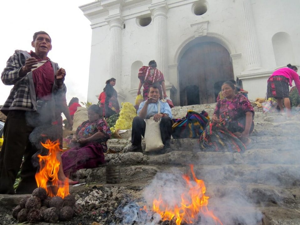 Rituel maya à l'église San Tomas au marché de Chichicastenango au Guatemala dans notre voyage en groupe entre femmes organisé entre Voyageuses du Québec au Guatemala #guatemala #voyage #femme #voyageorganise #ameriquecentrale