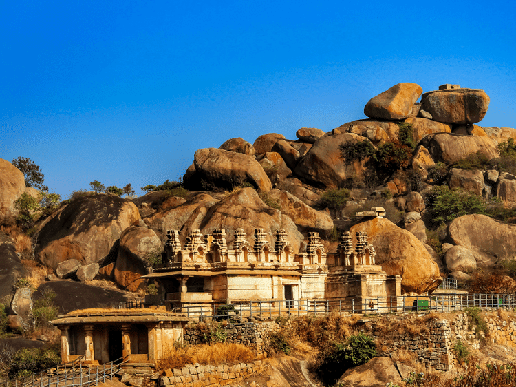 Ruines de Hampi près du Fort de Chitradurga, dans notre Voyage en Inde du sud organisé en petit groupe de femmes #Inde #Indedusud #voyageentrefemmes #voyage #voyagedegroupe #voyageorganise