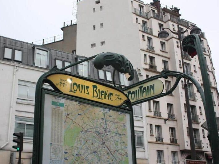 Station de Métro Louis Blanc à Paris dans notre voyage mode de groupe entre femmes à Paris #paris #france #mode #voyageorganise #voyageentrefemmes