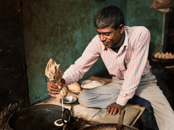 Homme indien cuisinant un repas, dans notre Voyage en Inde du sud organisé en petit groupe de femmes #Inde #Indedusud #voyageentrefemmes #voyage #voyagedegroupe #voyageorganise