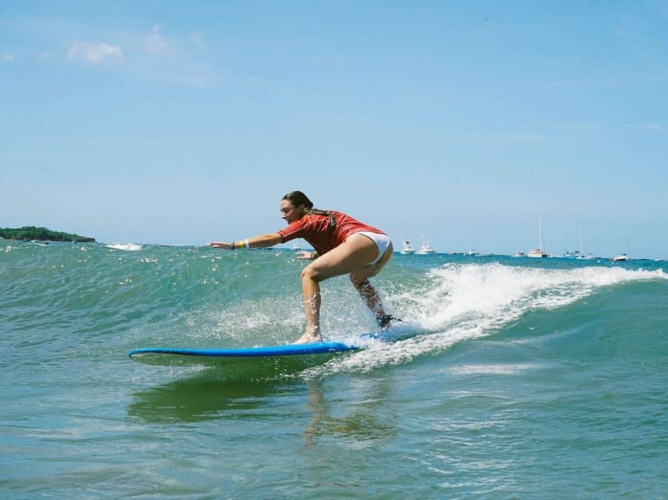 Cours de surf à Samara dans notre Voyage au Costa Rica entre femmes en groupe organisé #costarica #ameriquecentrale #voyage #voyageorganise #voyageentrefemmes