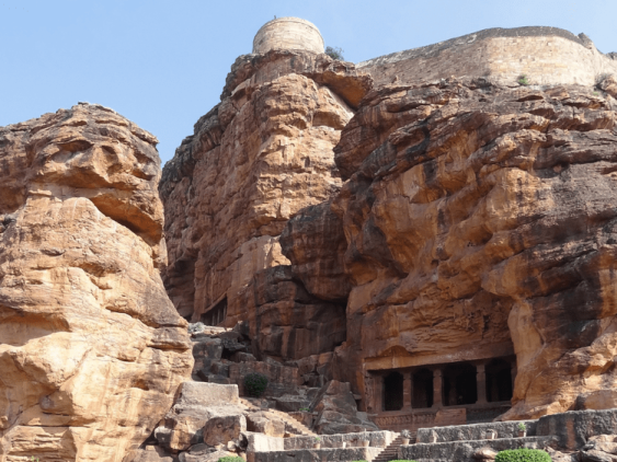 Temple Badami dans les grottes, dans notre Voyage en Inde du sud organisé en petit groupe de femmes #Inde #Indedusud #voyageentrefemmes #voyage #voyagedegroupe #voyageorganise