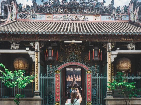 Temple à Ho Chi Minh dans notre Voyage organisé au Vietnam entre femmes | Grand circuit du Nord au Sud #vietnam #voyageentrefemmes #voyage #voyagedegroupe #voyageorganise
