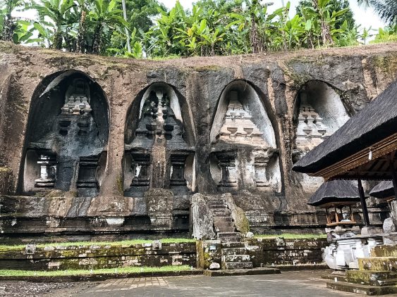 Visite temple ancien près d'Ubud à Bali dans notre voyage en groupe entre femmes organisé entre Voyageuses du Québec #bali #voyage #femme #voyageorganise