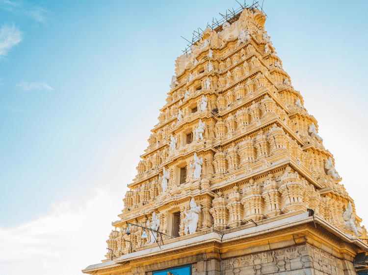 Temple de Chamundeswari à Mysore, dans notre Voyage en Inde du sud organisé en petit groupe de femmes #Inde #Indedusud #voyageentrefemmes #voyage #voyagedegroupe #voyageorganise