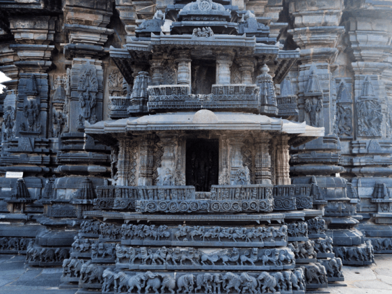 Hassan, temple de Chennakeshava, dans notre Voyage en Inde du sud organisé en petit groupe de femmes #Inde #Indedusud #voyageentrefemmes #voyage #voyagedegroupe #voyageorganise